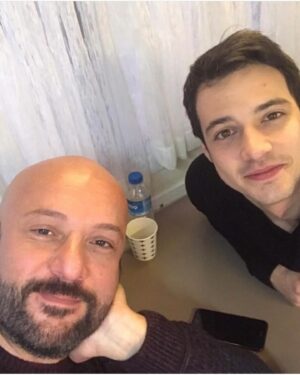 Tolga Tekin Instagram - Beş yıl önce…Beş yıl sonra….Karakterli,çalışkan,oynarken heyecan duyduğum,canım kardeşim🙏🙏🙏 @mertyazicioglu @omuratay @nowtvturkiye @dizikizilgoncalar @goldfilmyapim