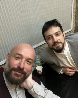 Tolga Tekin Instagram - Beş yıl önce…Beş yıl sonra….Karakterli,çalışkan,oynarken heyecan duyduğum,canım kardeşim🙏🙏🙏 @mertyazicioglu @omuratay @nowtvturkiye @dizikizilgoncalar @goldfilmyapim