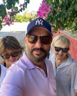 Tolga Tekin Instagram - Aile buluştu🙏🧿🦋😎 @prjctamstr @meraldoken #family #mom&sister