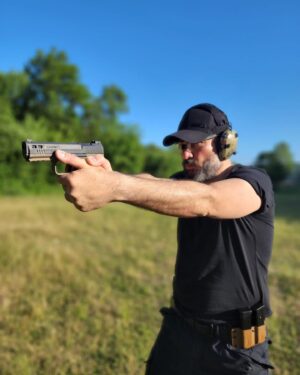 Tolga Tekin Instagram - Heyecanla beklediğimiz gün geldi.Aktris bugünden itibaren @disneyplustr’de.Bizler çekerken çok keyif aldık,umarız siz de izlerken aynı keyifi ve heyecanı yakalarsınız🙏💪🫶🧿👊🦋(bu arada o tekmeyi atan benim😎) @disneyplustr @bkmonline @sonercaner__  @hakan.bonomo @pinarrdenizzz @urazka @ahmetrifatsungar @sebnemhassanisoughi @ipeksiciceksi @serhatkilic.official @sozyurek @brkbujin #aktris İyi Seyirlerrr 😉