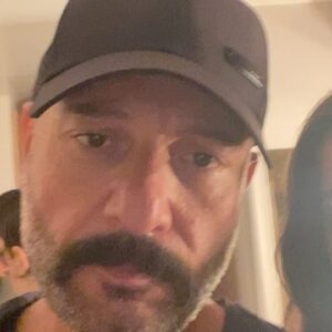 Tolga Tekin Instagram - Veeeee Paydosssss…Çooook keyifli bir yolculuktu.Başta @disneyplustr ve @bkmonline olmak üzere,sevgili yönetmenimiz @sonercaner__ ,yönetmen yardımcımız Damla,görüntü yönetmenimiz @yagizyavru ve muhteşem ekibine,bu müthiş hikayenin yaratıcısı senaristimiz @hakan.bonomo,performansı neşesi ve çalışkanlığı ile örnek oyuncu canım dostum @pinarrdenizzz başta olmak üzere @urazka, @ahmetrifatsungar, @sebnemhassanisoughi @ipeksiciceksi @serhatkilic.official, @erdemakakce, @ahmetsaracoglu, @beytiengin’e,asistanımız İrem’e,tanışmaktan büyük mutluluk duyduğum usta hoca,güzel insan @brkbujin,çok sevdiğim makyaj ve saç ekibine,kostüm ekibine,sanat ekibine,kamera arkası tüm emek veren kardeşlerime teşekkür ederim.Bizler elimizden gelenin en iyisini yapmaya çalıştık,biliyorum ki sonuç çok güzel olacak.🙏🧿👊👌👏 #Paydos