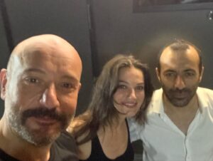Tolga Tekin Instagram - Veeeee Paydosssss…Çooook keyifli bir yolculuktu.Başta @disneyplustr ve @bkmonline olmak üzere,sevgili yönetmenimiz @sonercaner__ ,yönetmen yardımcımız Damla,görüntü yönetmenimiz @yagizyavru ve muhteşem ekibine,bu müthiş hikayenin yaratıcısı senaristimiz @hakan.bonomo,performansı neşesi ve çalışkanlığı ile örnek oyuncu canım dostum @pinarrdenizzz başta olmak üzere @urazka, @ahmetrifatsungar, @sebnemhassanisoughi @ipeksiciceksi @serhatkilic.official, @erdemakakce, @ahmetsaracoglu, @beytiengin’e,asistanımız İrem’e,tanışmaktan büyük mutluluk duyduğum usta hoca,güzel insan @brkbujin,çok sevdiğim makyaj ve saç ekibine,kostüm ekibine,sanat ekibine,kamera arkası tüm emek veren kardeşlerime teşekkür ederim.Bizler elimizden gelenin en iyisini yapmaya çalıştık,biliyorum ki sonuç çok güzel olacak.🙏🧿👊👌👏 #Paydos