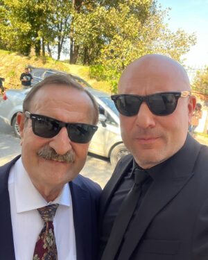 Tolga Tekin Instagram - Beş buçuk ay çok keyifli bir ekiple çalışmanın huzuru ve accık hüznü var.Başta yapımcılarımız @gunescelikcan ve @mervazorlu olmak üzere,yönetmenimiz @altugsahin,ikinci yönetmenimiz @dilek_kulekcii,canım oyuncu arkadaşlarım başta @sebnembozoklu olmak üzere @metincoskunn, @ugurdemirpehlivan, @selmaguneriofficial, @arassenol, @ezgitombul_, @gzmkala, @guzel_sureyya @muratdanaci, @mertcarim, @nisandokmeci, @saidegeyildirim, @ipekayko, @ozlemunaldi, @ferdi.akarnur’a,Mahmut bey ve @zeynepongen’e ve tüm kamera arkasında emek veren arkadaşlarıma çok teşekkür ederim… @goyaent @hayatiminnesesi.trt