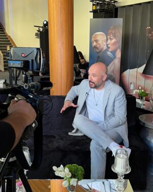 Tolga Tekin Instagram - Yorucu ama çok keyifli oldu galamız.Emeği geçen herkese teşekkürler.Bütün gün benimle birlikte koşturan,yorulan güzel ekibim @aysegulsenerpr @sedaydinn @glbaharcoban @sinemcaglacelik iyi ki varsınız😻Bu özel geceye beni hazırlayan stilistim @onurgurbuz ellerine sağlık🙏.Az da olsa gündemin gerginliğinden uzak kalabiildik.31 Mayıs Çarşamba sekiz bölüm birden Disneydeyiz.👊👍😎 @disneyplustr @bkmonline @sonercaner__ @hakan.bonomo @pinarrdenizzz @urazka @ahmetrifatsungar @sebnemhassanisoughi @ipeksiciceksi @serhatkilic.official #aktrist