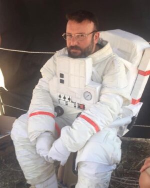 Tolga Tekin Instagram - 50 olduk.Yolun yarısına geldik.Bir ağırlık geldi sanki(dün akşam yediğim dört tabak pastadan olabilir tabi) bir olgunluk,bir umursamazlık,bambaşka duygular içindeyim.Acaba iki kedi daha mı alsam? Ya da briç klubüne üye mi olsam? Sudoku? Her sabah inip market çalışanlarıyla bir saat sohbet?🤔HADİ LENNN…😂🤪Çakı gibiyiz maşallah💪🧿Arayan,yazan,kutlayan ve 50 yıllık hayatımda iyisiyle ve kötüsüyle rol almış herkese(2-3 kişi hariç) teşekkür ediyorum🙏.Sağlık,huzur,,başarı,bereket ve aşk getirsin 50’lerim🙏❤️🦋🐬😻 #yaşgünüçocuğu #birthdayboy #amsterdam