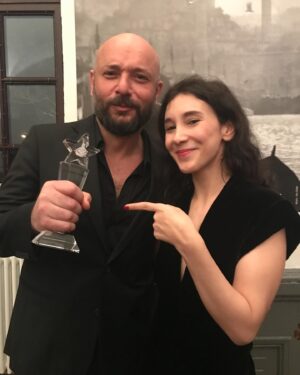 Tolga Tekin Instagram - 50 olduk.Yolun yarısına geldik.Bir ağırlık geldi sanki(dün akşam yediğim dört tabak pastadan olabilir tabi) bir olgunluk,bir umursamazlık,bambaşka duygular içindeyim.Acaba iki kedi daha mı alsam? Ya da briç klubüne üye mi olsam? Sudoku? Her sabah inip market çalışanlarıyla bir saat sohbet?🤔HADİ LENNN…😂🤪Çakı gibiyiz maşallah💪🧿Arayan,yazan,kutlayan ve 50 yıllık hayatımda iyisiyle ve kötüsüyle rol almış herkese(2-3 kişi hariç) teşekkür ediyorum🙏.Sağlık,huzur,,başarı,bereket ve aşk getirsin 50’lerim🙏❤️🦋🐬😻 #yaşgünüçocuğu #birthdayboy #amsterdam