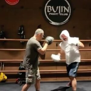 Tolga Tekin Instagram - Master @brkbujin ile günlük rutinimiz 👊💪😎 Burak Hocayla çalışmak gerçekten çok büyük keyif 👌🦋 #training #bujinfightclub #tolgatekin