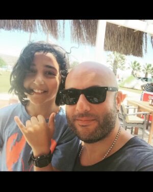 Tolga Tekin Instagram - 50 olduk.Yolun yarısına geldik.Bir ağırlık geldi sanki(dün akşam yediğim dört tabak pastadan olabilir tabi) bir olgunluk,bir umursamazlık,bambaşka duygular içindeyim.Acaba iki kedi daha mı alsam? Ya da briç klubüne üye mi olsam? Sudoku? Her sabah inip market çalışanlarıyla bir saat sohbet?🤔HADİ LENNN…😂🤪Çakı gibiyiz maşallah💪🧿Arayan,yazan,kutlayan ve 50 yıllık hayatımda iyisiyle ve kötüsüyle rol almış herkese(2-3 kişi hariç) teşekkür ediyorum🙏.Sağlık,huzur,,başarı,bereket ve aşk getirsin 50’lerim🙏❤️🦋🐬😻 #yaşgünüçocuğu #birthdayboy #amsterdam
