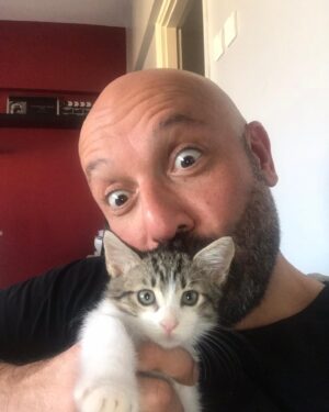 Tolga Tekin Instagram - 50 olduk.Yolun yarısına geldik.Bir ağırlık geldi sanki(dün akşam yediğim dört tabak pastadan olabilir tabi) bir olgunluk,bir umursamazlık,bambaşka duygular içindeyim.Acaba iki kedi daha mı alsam? Ya da briç klubüne üye mi olsam? Sudoku? Her sabah inip market çalışanlarıyla bir saat sohbet?🤔HADİ LENNN…😂🤪Çakı gibiyiz maşallah💪🧿Arayan,yazan,kutlayan ve 50 yıllık hayatımda iyisiyle ve kötüsüyle rol almış herkese(2-3 kişi hariç) teşekkür ediyorum🙏.Sağlık,huzur,,başarı,bereket ve aşk getirsin 50’lerim🙏❤️🦋🐬😻 #yaşgünüçocuğu #birthdayboy #amsterdam