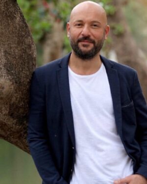 Tolga Tekin Instagram - 50 olduk.Yolun yarısına geldik.Bir ağırlık geldi sanki(dün akşam yediğim dört tabak pastadan olabilir tabi) bir olgunluk,bir umursamazlık,bambaşka duygular içindeyim.Acaba iki kedi daha mı alsam? Ya da briç klubüne üye mi olsam? Sudoku? Her sabah inip market çalışanlarıyla bir saat sohbet?🤔HADİ LENNN…😂🤪Çakı gibiyiz maşallah💪🧿Arayan,yazan,kutlayan ve 50 yıllık hayatımda iyisiyle ve kötüsüyle rol almış herkese(2-3 kişi hariç) teşekkür ediyorum🙏.Sağlık,huzur,,başarı,bereket ve aşk getirsin 50’lerim🙏❤️🦋🐬😻 #yaşgünüçocuğu #birthdayboy #amsterdam