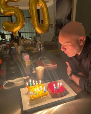 Tolga Tekin Instagram - 50 olduk.Yolun yarısına geldik.Bir ağırlık geldi sanki(dün akşam yediğim dört tabak pastadan olabilir tabi) bir olgunluk,bir umursamazlık,bambaşka duygular içindeyim.Acaba iki kedi daha mı alsam? Ya da briç klubüne üye mi olsam? Sudoku? Her sabah inip market çalışanlarıyla bir saat sohbet?🤔HADİ LENNN…😂🤪Çakı gibiyiz maşallah💪🧿Arayan,yazan,kutlayan ve 50 yıllık hayatımda iyisiyle ve kötüsüyle rol almış herkese(2-3 kişi hariç) teşekkür ediyorum🙏.Sağlık,huzur,,başarı,bereket ve aşk getirsin 50’lerim🙏❤️🦋🐬😻 #yaşgünüçocuğu #birthdayboy #amsterdam