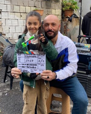 Tolga Tekin Instagram - Haydi hayırlı ve uğurlu olsun.Yolculuğumuz keyifli ve uzun olur inşallah.🙏🧿🦋Bu arada tanıştırayım efenim,yeni partnerim Elif,namıdiğer taçsız prensesimiz Masal👑❤️ @elifkurtarannew @pibulut @tacsizprensesdizi_ @foxturkiye #sethalleri
