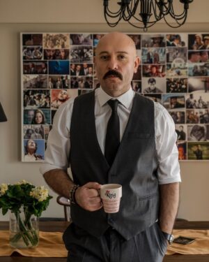 Tolga Tekin Instagram - Yeni ev,yeni enerji,yeni heyecan,yeni tarz,yeni iş,yeni …….Eski olan tek şey karşı apartmandaki 11 yıl boyunca yaşadığım 7.kat.Güzel ve üzen zamanlarım oldu,geçti gitti.Haydi o zaman sağlıklı ve huzurlu günlere diyelim ve bir “hayırlı olsun” dileğinizi alayım🙏🦋🧿❤️ #newhome #newenergy photo by @balibey @balibeyevents