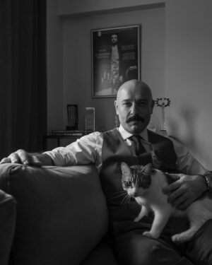 Tolga Tekin Instagram - Yeni ev,yeni enerji,yeni heyecan,yeni tarz,yeni iş,yeni …….Eski olan tek şey karşı apartmandaki 11 yıl boyunca yaşadığım 7.kat.Güzel ve üzen zamanlarım oldu,geçti gitti.Haydi o zaman sağlıklı ve huzurlu günlere diyelim ve bir “hayırlı olsun” dileğinizi alayım🙏🦋🧿❤️ #newhome #newenergy photo by @balibey @balibeyevents