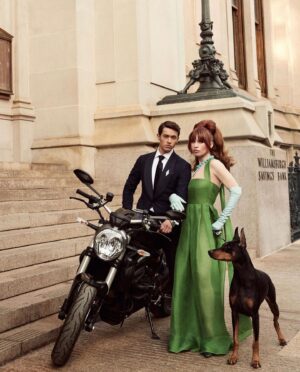 Tom Blyth Instagram - A few weeks ago @ivygetty and I pulled off a massive jewellery heist, and somehow @townandcountrymag captured the whole thing on camera.

💫@townandcountrymag MAY 2022, out now💫

EIC: @stellenevolandes 
Photographer: @richardphibbs 
Stylist: @mk_boylan 
Grooming: @losigrooming @honeyartists
