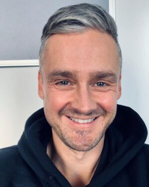 Tom Chaplin Instagram - Hello! I'll be chatting to @gordonsmart on @bbc5live tomorrow about the themes behind my upcoming album Midpoint, and you may or may not get to hear a live version of Gravitational as well! Tune in from 11.30am. Tc x