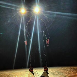 Tom Davis Instagram - Very special one tonight, about 100 years ago my nan left Mayo, I’ve always felt immense pride in it being a part of my DNA, it was amazing to come back and here to perform, thanks to everyone who came out and for making it an absolute blinder… 🇮🇪 ❤️