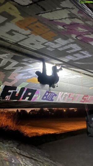 Tom Randall Instagram - Whaaaat??! Why haven’t we heard about this before?!

I’ve been climbing on roof cracks with @petewhittaker01 for well over 10yrs and never come across this clipping technique! Having watched @gantzerseb use this yesterday on Project Enorm I was amazed at how quick this is… as in TOTAL game changer. For proper hard roof cracks where taking a single hand off for more than 1-2 secs is desperate, it makes a massive difference. I’d say it’s not far off the difference in trying to place a Friend vs a nut (ie one is pretty fast and the other is pretty fiddly)

Anyway. For all you roof crack climbers - all 7 of us 🤣🤣 - get on it!!! 

Thanks Seb for changing the game….