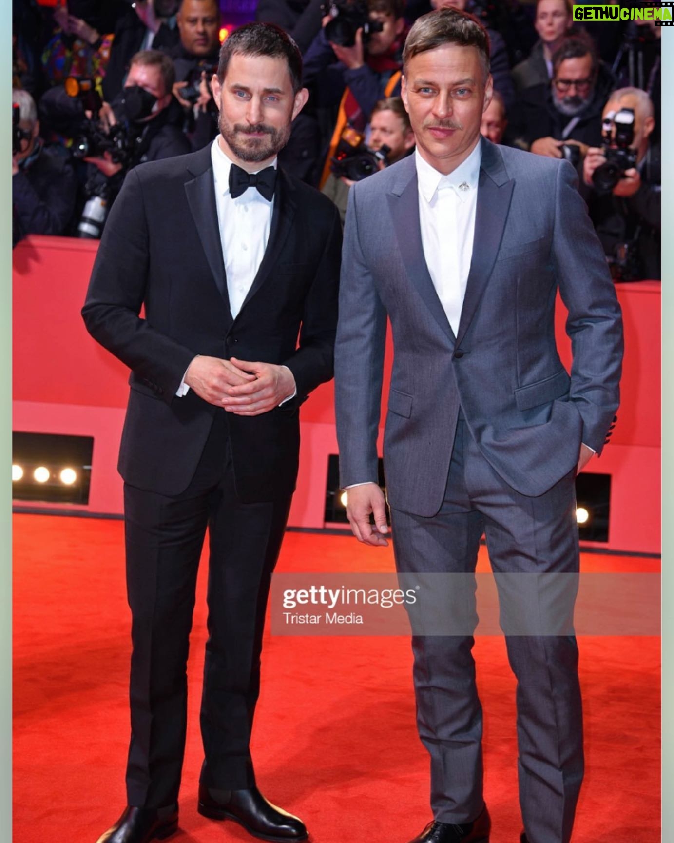 Tom Wlaschiha - 47.9K Likes - schön auf dem Teppich geblieben mit Clemens @berlinale Opening
un grand merci @dior 🙏
#berlinale2023 #berlinfilmfestival
