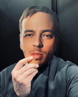 Tom Wlaschiha Instagram - found me the perfect disguise —

#hideandseekchallenge