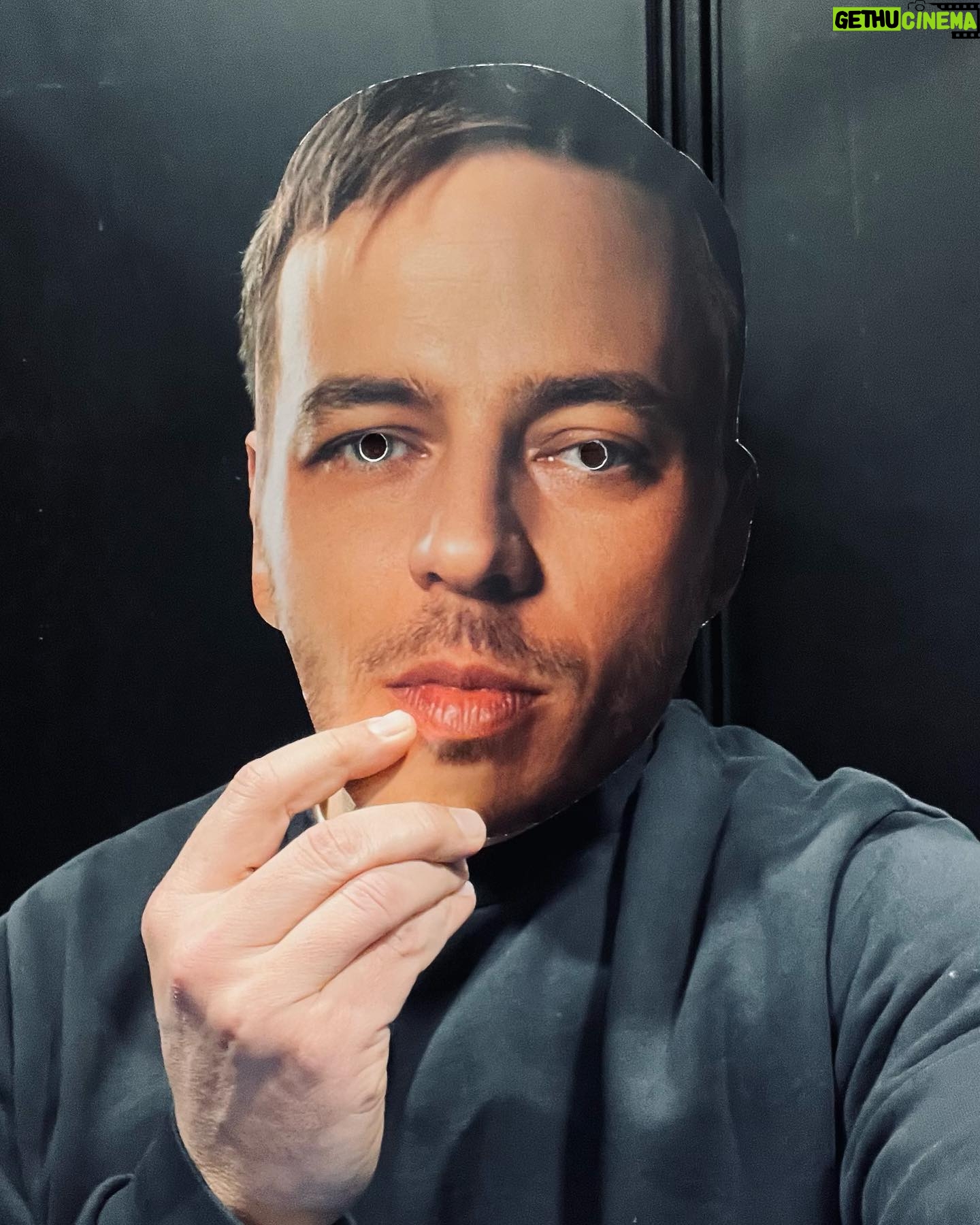 Tom Wlaschiha - 31.5K Likes - found me the perfect disguise —
#hideandseekchallenge
