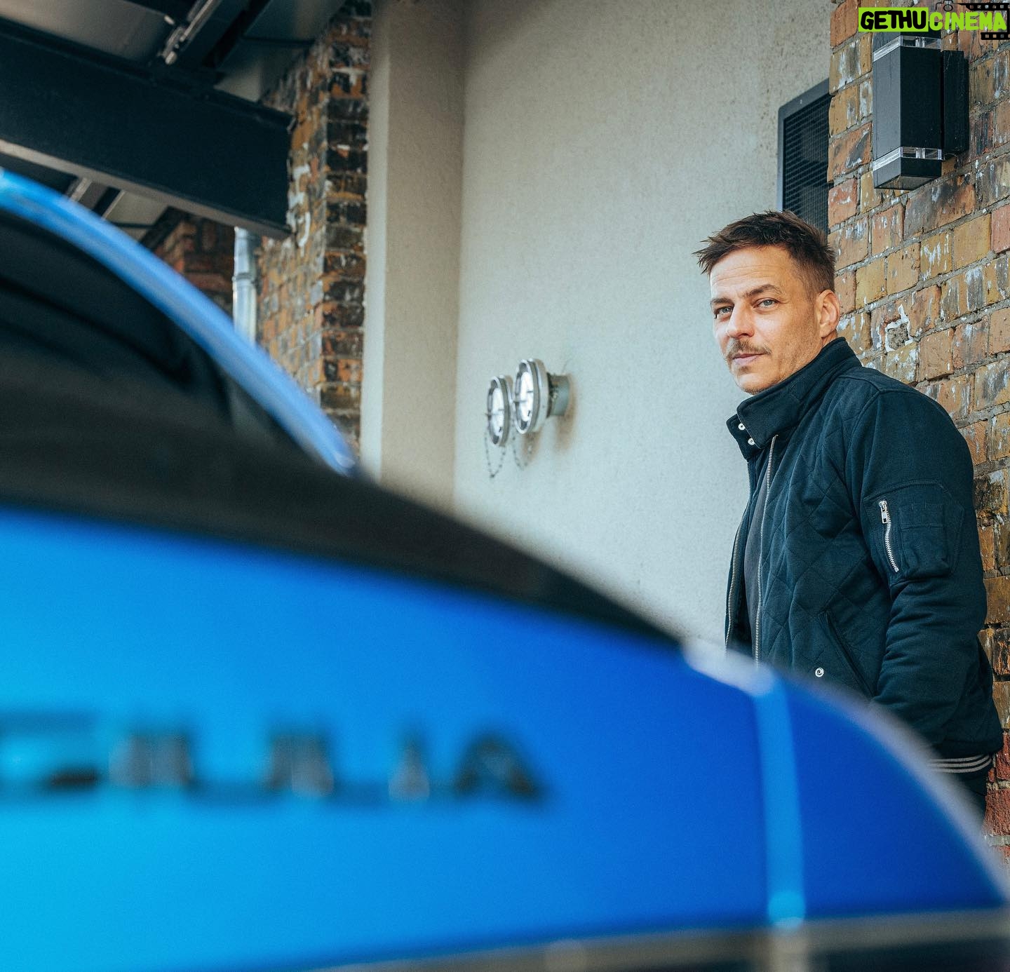 Tom Wlaschiha - 54.6K Likes - still in 💙 with GIULIA —
ein sonniger Berliner Wintertag mit @alfa_romeo_de x @waltermagazin
Interview x Fotostrecke jetzt in Ausgabe #16
@alfaromeoofficial #alfaromeogiuliaquadrifoglio #alfaromeogiulia #werbung
@florianroser 📸