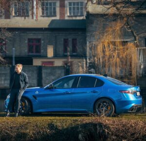 Tom Wlaschiha Instagram - still in 💙 with GIULIA —

ein sonniger Berliner Wintertag mit @alfa_romeo_de x @waltermagazin 
Interview x Fotostrecke jetzt in Ausgabe #16

@alfaromeoofficial #alfaromeogiuliaquadrifoglio #alfaromeogiulia #werbung 
@florianroser 📸