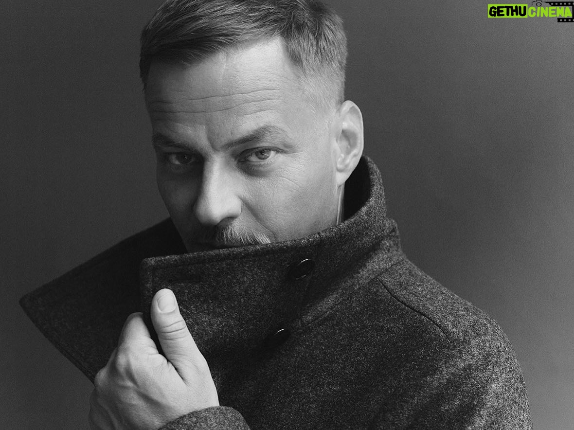 Tom Wlaschiha - 104.6K Likes - Mantelwetter.
Danke @monsieurmagazin für den warmen Shoot. Im aktuellen Heft.
📸 @zebdaemen
💇♂️ @berenice_ammann
🧥 @konstantinkonstant @anastasia_vraka
