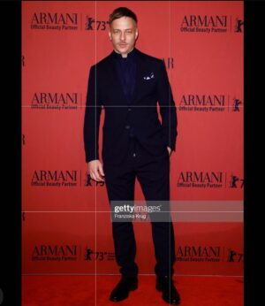 Tom Wlaschiha Instagram - life is a carpet ……this time of year

thank you @giorgioarmani @harpersbazaargermany 
for a fab party

#berlinale2023 #filmfestival #ArmaniBerlinale73
