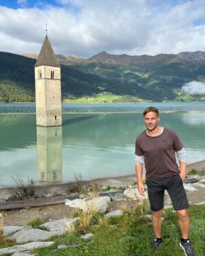 Tom Wlaschiha Instagram - wir sind über‘n Berg :)

#cyclinglife #alpen #reschenpass🗻
