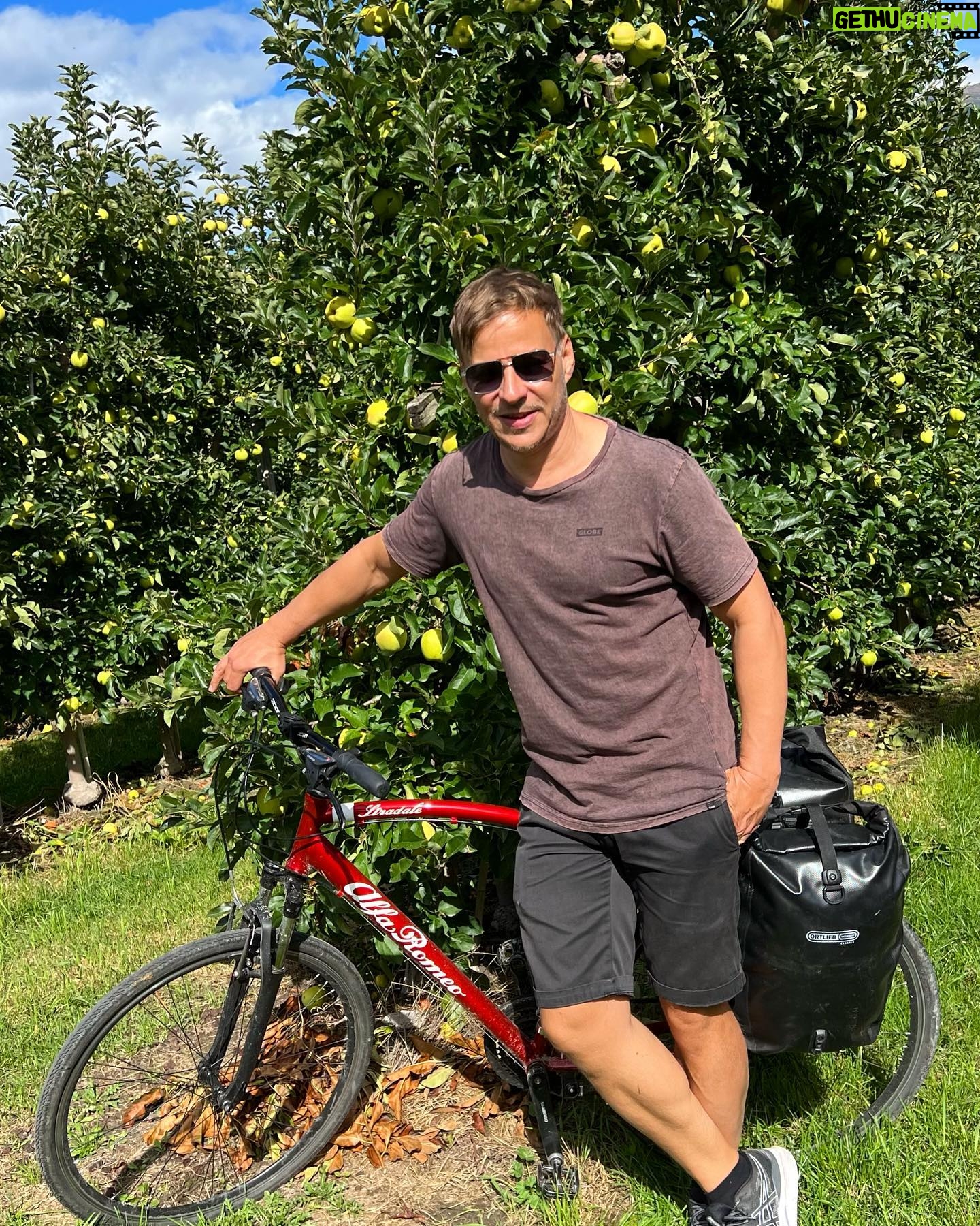 Tom Wlaschiha - 51.2K Likes - wir sind über‘n Berg :)
#cyclinglife #alpen #reschenpass🗻