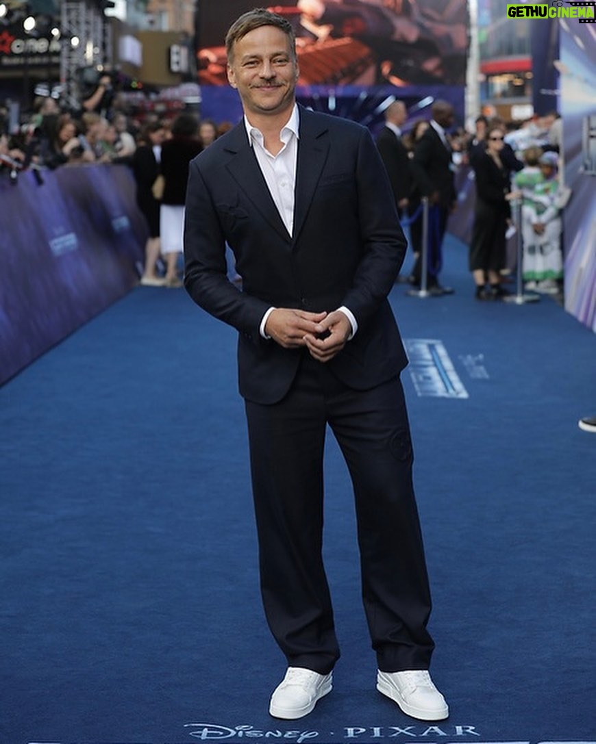 Tom Wlaschiha - 244.9K Likes - The latest Buzz(es) 🚀
Thank you @disney @disneydeutschland for an amazing LIGHTYEAR premiere and for trusting me with Buzz’s German voice.
Out in cinemas Jun 16