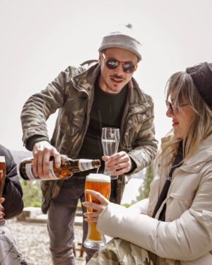 Tomás Fonzi Instagram - Sabían que una botella retornable puede reutilizarse hasta 29 veces? Patagonia nos invitó a su cervecería en Bariloche a probar su nuevo envase que no genera residuos y la experiencia fué inolvidable!!
Gracias @cervezapatagonia 
#patagoniaretornable 
.
.
@micalapegue 
@manuvialeok