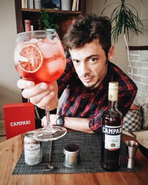 Tomás Fonzi Instagram - Llega el verano y no hay nada más ideal qué un #camparitonic para estas noches de calor... te dejo un par de tips para prepararlo aún más ideal de lo que ya es...
Mucho hielo... pero MUCHO!
1 parte de @campariarg
3 de tónica
Le das un par de vueltas para integrar
Y el toque final: una rodajita de limón... a disfrutar!!
(yo le agrego unos blusachos de Johnny Winter al palo!!! ❤️❤️❤️)