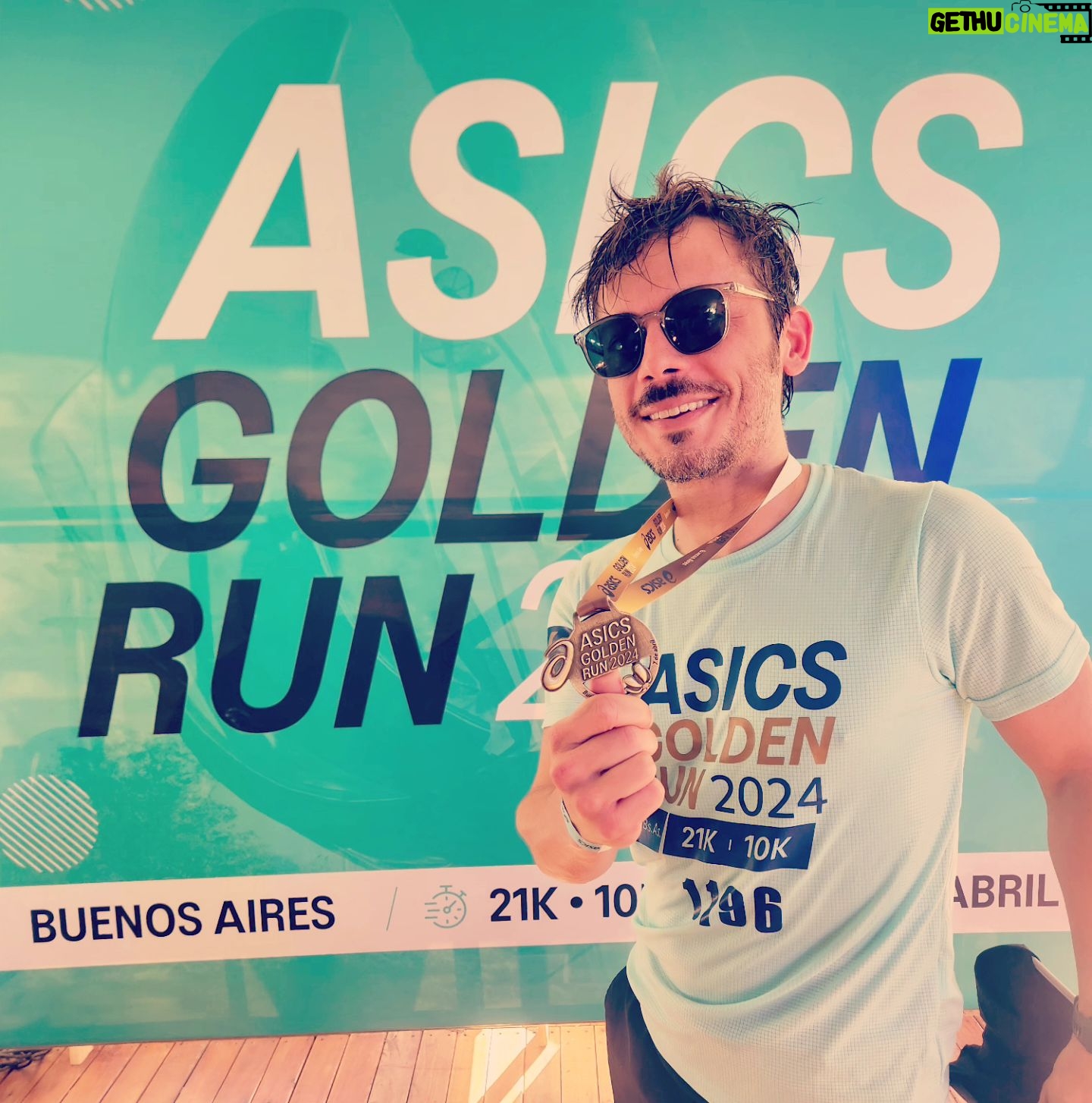 Tomás Fonzi - 12.1K Likes - El domingo pasado fue la #asicsgoldenrun2024 y la corrimos junto a mi bro @fonzifon ...
Armamos dupla motivacional y metimos los 10k según (exactamente) lo planeado. un MUY discreto desempeño para lo que fue mi vuelta a las pistas ... Ahora voy a TODAS!!
Nada de esto sería posible sin la convocatoria y la extraña convicción de @asicsargentina de que "Doy runner".... bueno, ahora SOY. chin púm