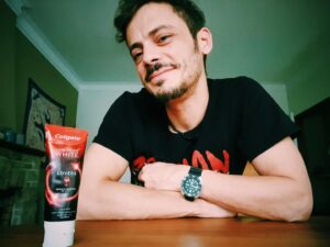 Tomás Fonzi Instagram - Te encanta darte un gustito, como tomar una copa de vino, pero te preocupan las manchas en los dientes?

Deslizá y te muestro mi super tip para mantener una sonrisa blanca. 

Se trata dela nueva crema dental de Colgate Luminous White Lovers Vino. NOTICIÓN, no? El producto perfecto de @colgate_argentina, ya que con su fórmula remueve las manchas difíciles de vino. Viene con el
ingrediente activo que usan los odontólogos para dientes más blancos. Mejores resultados de blanqueamiento, sin
cambiar tus hábitos que tanto amás. 😍☕
Este es un producto totalmente #AprobadoPorTuSonrisa
¡Ahora te toca a vos! Compartime esa noticia que te hizo sonreír