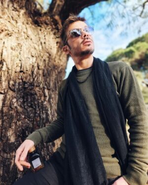 Tomás Fonzi Instagram - Un perfume es un olor, el resto sobra. Nueva colección maderas. La esencia del bosque. Nada más.
.
.
.
#adolfodominguezperfumes
#colecciónmaderasad
#vetiverébanonadamás
@adolfodominguezofficial