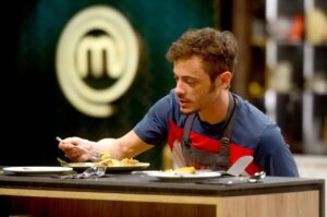 Tomás Fonzi Instagram - una montaña rusa de emociones... Y SABORES!!! 🔪🧑‍🍳🔪
#masterchefargentina 
@masterchefargentina 
@telefe