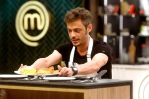 Tomás Fonzi Instagram - una montaña rusa de emociones... Y SABORES!!! 🔪🧑‍🍳🔪
#masterchefargentina 
@masterchefargentina 
@telefe