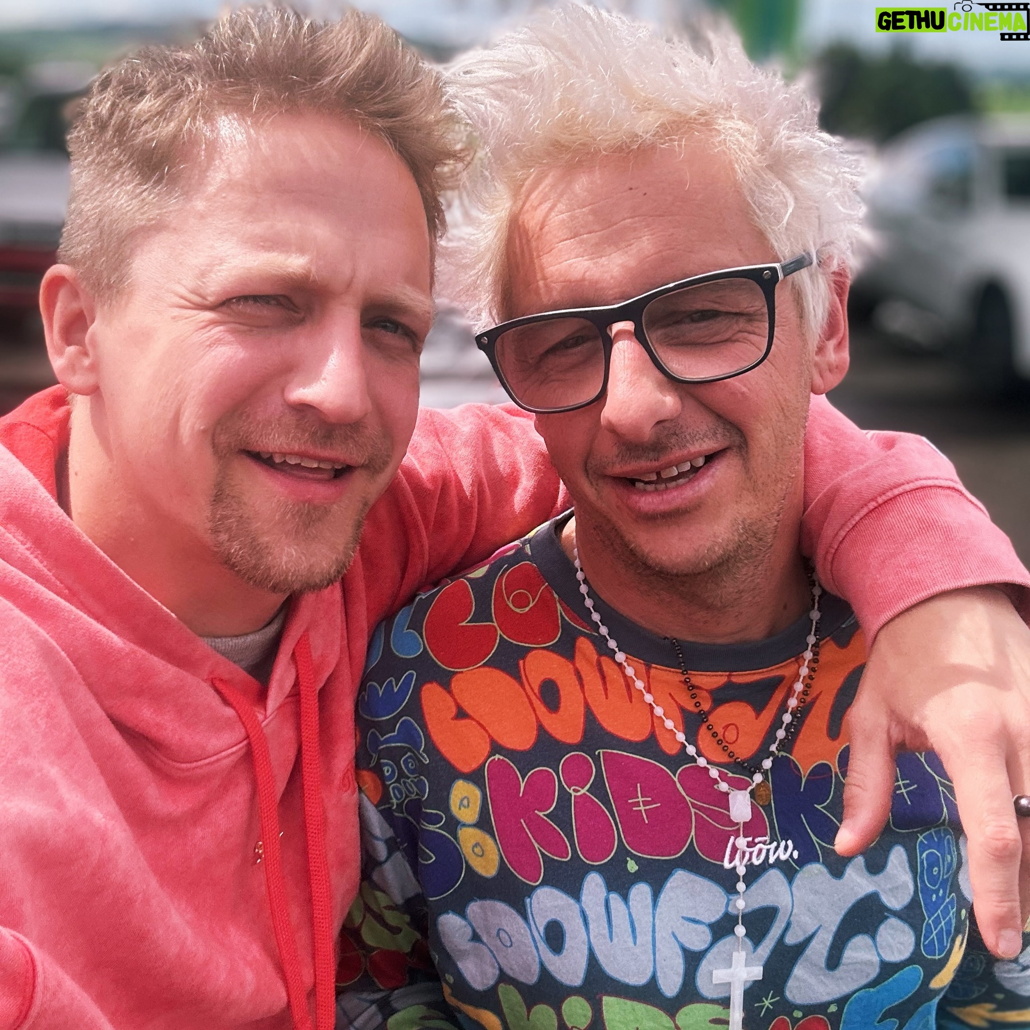Tomáš Klus - 3 Likes - Dnes slaví narozeniny můj bratr v býku, Jan Jelen. Duše Cílové skupiny a člověk rovný, poctivý a vždy v souladu s pravdou. Nikdy nenechá věci napospas tlení a vyhnití a když je někde nedobře, má dar jasně pojmenovat a vyříznout příčinu. Děkuji Ti, Brácho @janjelenband , za inspirativní a srdečné spolubytí 🫀 Na, za i široko daleko kol pódií 🙏🏻