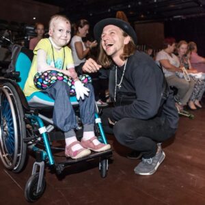 Tomáš Klus Instagram - Bude mejdan! 

DEBRA totiž už 20 let pomáhá lidem s nemocí motýlích křídel zlepšovat jejich životy. Zajišťuje jim kvalitní péči a dostatek všech pomůcek, které potřebují. A to chceme slavit!

Na téhle párty se objeví ti, kteří se na pomoci 🦋 už léta podílejí a proto tam nebude chybět ani @tomas_klus a Cílová skupina nebo @janjelenband

Chuť pomáhat tam, kde je to třeba, přerostla ve vzájemné přátelství 🤍 A nebo to bylo naopak? ... Přátelství se zarylo pod kůži a vzájemná pomoc je tak samozřejmostí 🙏

Tahle oslava proběhne 29. 2. (a takový den je opravdu vzácný) v @prazska_krizovatka. Pár lístků ještě zbývá ➡️ Opatřit si je můžete na @gooutcz (na místě je koupit nelze) ➡️ odkaz najdete v profilu @debraczech 

#DEBRAslaví
#rarediseaseday