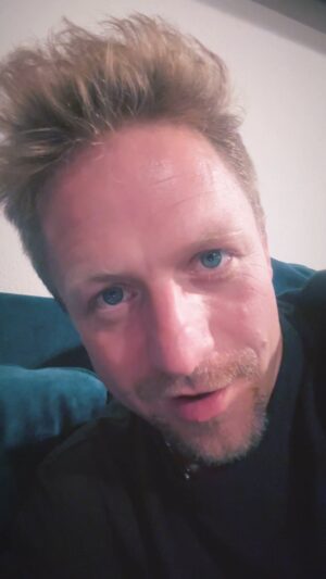 Tomáš Klus Instagram - @jsem_dalmatin František Dobrota nás začal vychovávat. Je to vlastně Princezna Koloběžka první, pamatujete? Obutá neobutá, oblečená neoblečená, černý bílý, na gauči ne na gauči.. 😂 Znáte slova, na které slyší váš pes? Kdo je pánem gauče?Jsme planeta opic, nebo psů? #psíchopat #poslouchanaslovo #jennevimenaktere #pesnagauclez