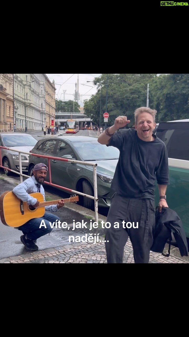 Tomáš Klus - 30.1K Likes - To si tak jdete na rande se svým klukem a udojímáte se, jak z filmu s Richardem Gerem 🥹