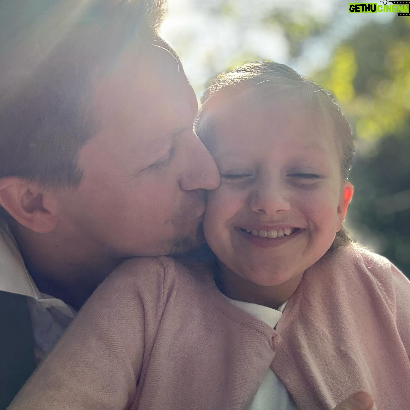 Tomáš Klus - 3 Likes - Čas s Jos. Společná vášeň je obrovský dar. Ráno před natáčením jsme snídali krupicovou kaši a ona mi zničehonic vlepí hubana, že mi děkuje za takové štěstí. Má kaše zeslanila. Ale tajně, jsem drsnej fotřík.
Je to velké učení o životě, vidět, jak naše rozhodnutí, slova a skutky, jak naše výchova, naše vidění toho, co znamená být správně, obstává v životě sama za sebe. Jak buduje své vztahy. Názory. Jak se pere i mazlí se světem, který už je skoro celý v jejích rukách, protože víc už do ní včil vložit jde jen stěží. Dyť jí bude náct! Jen být poblíž a udělat všechno pro to, aby se mezi námi neztratilo to nejdůležitější; důvěra.
Kéž mají všechny děti a všichni rodičové možnost být spolu v klidu, v bezpečí a tvořit svět, jako právoplatní tvoři, k obrazu svému, aneb k obrazu lásky, protože právě jejím vtělením se skrze nás děti stávají 🫀
#hrdejtata
