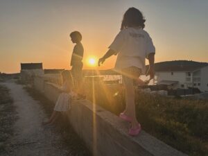 Tomáš Klus Instagram - “Děláme to pro děti”. Tahle věta mnou rezonuje posledních pár dní zvukem příjemným jako cirkulárka.  Zaklínají se jí totiž už i vysocí důstojníci armád, které na Ukrajině a v Gaze ( ano, jistě nejen tam) neváhají “pro děti” jiné děti zabít, zranit, unést a převychovat. Tohle zatahování dětí do dospěláckých slabostí, křivd a neschopnosti chovat se jako lidi, aneb lidsky; je největším varováním pro všechny, kteří mají denně budoucnost světa na očích. Pro nás rodiče.

Chtěly by snad naše děti, aby se pro ně dělo příkoří jiným dětem? Zkusme se jich zeptat, ale myslím, že známe odpověď. Jak je možné, že něco tak strašného má v dnešním světě prostor pro uskutečnění? Co to svědčí o lidské společnosti? Neocitáme se na pomyslném posledním rozcestí? Není tohle to největší/nejhorší možné memento po němž má přijít rezolutní STOP, takhle teda rozhodně NE? V době, kdy se má svět spojit a naučit se fungovat, posiluje nacionalismus a štěpení, nenávist vůči jinakosti a přitom na všech stranách stojí společný jmenovatel, strach o budoucnost. O budoucnost, kterou máme denně na očích. Kterou máme připravovat na život, ne o život. Ale my jsme schopní někudy vždycky najít ono - tohle bylo nutné, jinak to nešlo. Ne, tohle jít nikdy nemělo a jít nemá. Nežijeme ve středověku a máme nebývalé možnosti vidět a spojit se, přesto je využíváme k pravému opaku. K přehlížení, hádkám, osočování a rozdělování. Jsme opravdu lapeni v síti a nemáme jinou možnost, než agresi?

Jestli chceme něco opravdu udělat pro své děti, měli bychom dospět. Dospět k tomu, že násilí plodí násilí a válka je kráva, která nikdy, NIKDY nepřinesla mír. Jestli chceme něco opravdu udělat pro své děti, buďme s nimi a jděme jim příkladem v tom, že nebudeme nenávistní a nebudeme soudit a odsuzovat. To nechme na soudech, před nimiž všichni ti s rukama od krve naší budoucnosti, stanou; budeme-li o to rovně stát.
Jestli chceme něco opravdu udělat pro své děti, starejme se o ně a pomáhejme těm, kterým je starost o ně znemožněna, protože děti mají možnost být vším, jen ne čísly ve válečných statistikách.

Ať žijou děti. Všechny. Ať žijí děti všech lidí světa.