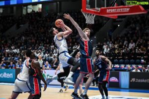 Tomáš Satoranský Instagram - Pardubice díky moc! Hnali jste nás za výhrou 🙏🏻🇨🇿
Je pro mě speciální hrát doma před českými fanoušky a před celou mojí rodinou.

#rvisejskolev #europeanqualifiers #makeyourmark @cz.basketball #klukzflóry