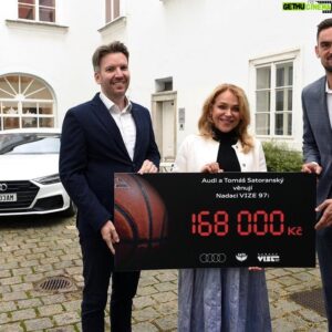Tomáš Satoranský Instagram - Mám obrovskou radost, když se mohu podílet na projektech, které dávají smysl. Díky AUDI jsem mohl “nejen” svými sportovními výkony podpořit Nadaci VIZE 97. Děkuji paní Dagmaře Havlové za milé přijetí a @audiczechrep, že spolu můžeme pomáhat! A já doufám, že takových projektů se nám podaří více. 

#audi #audicz #vize97 #klukzflory #nadace #basketbal  @nadace_vize97