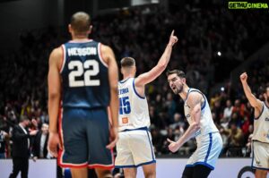 Tomáš Satoranský Instagram - Pardubice díky moc! Hnali jste nás za výhrou 🙏🏻🇨🇿
Je pro mě speciální hrát doma před českými fanoušky a před celou mojí rodinou.

#rvisejskolev #europeanqualifiers #makeyourmark @cz.basketball #klukzflóry