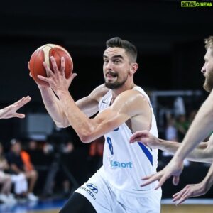 Tomáš Satoranský Instagram - This group is special! Big win and advancing to the second phase of @fibawc #rvisejakolev @cz.basketball