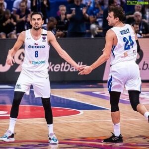 Tomáš Satoranský Instagram - Next stop 📍Berlin 

Děkujme za úžasnou atmosféru a podporu! #prague 
@rvisejakolev @cz.basketball #klukzflory